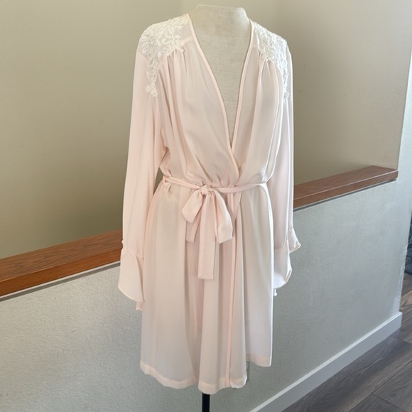 Vintage Elegant Pink with beaded Lace Trim robe - Picture 6 of 12